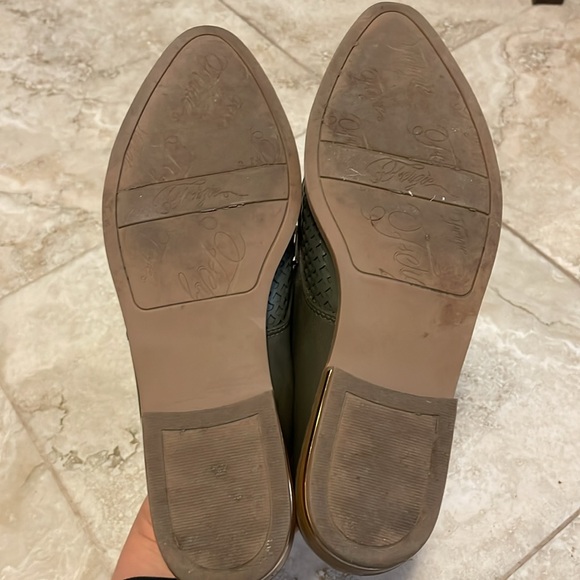 Fergie Green oxfords with gold detailing - Picture 5 of 7